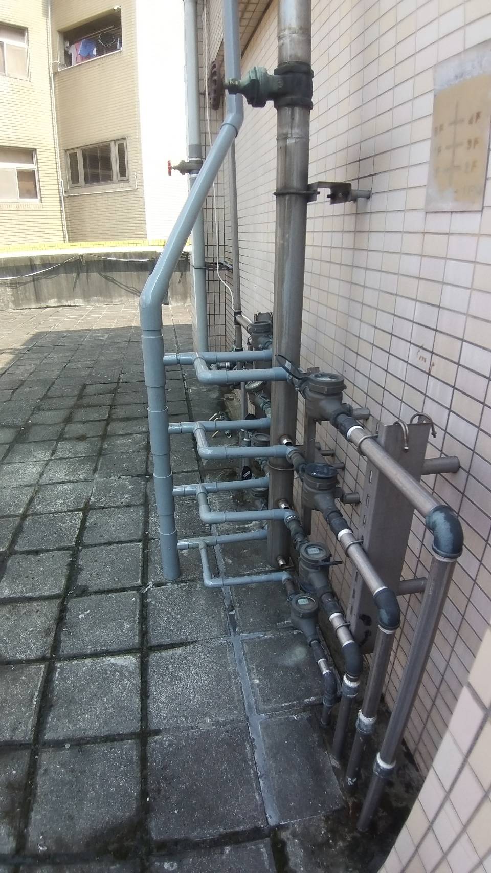 頂樓水管配置